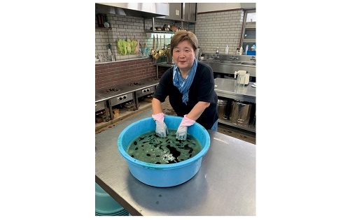 ▲藍の生葉染め
